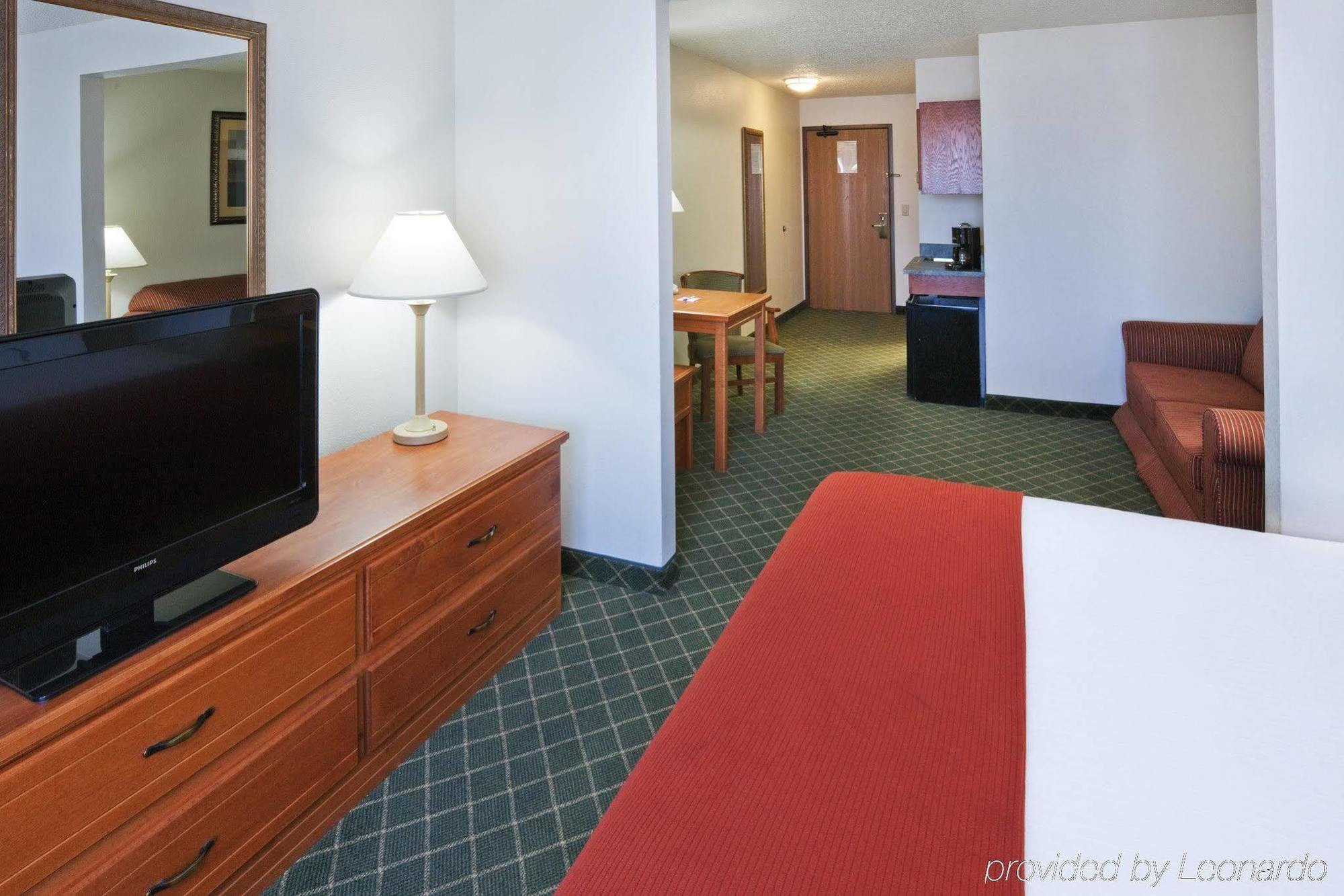 Holiday Inn Express Hotel & Suites Chickasha By Ihg Стая снимка